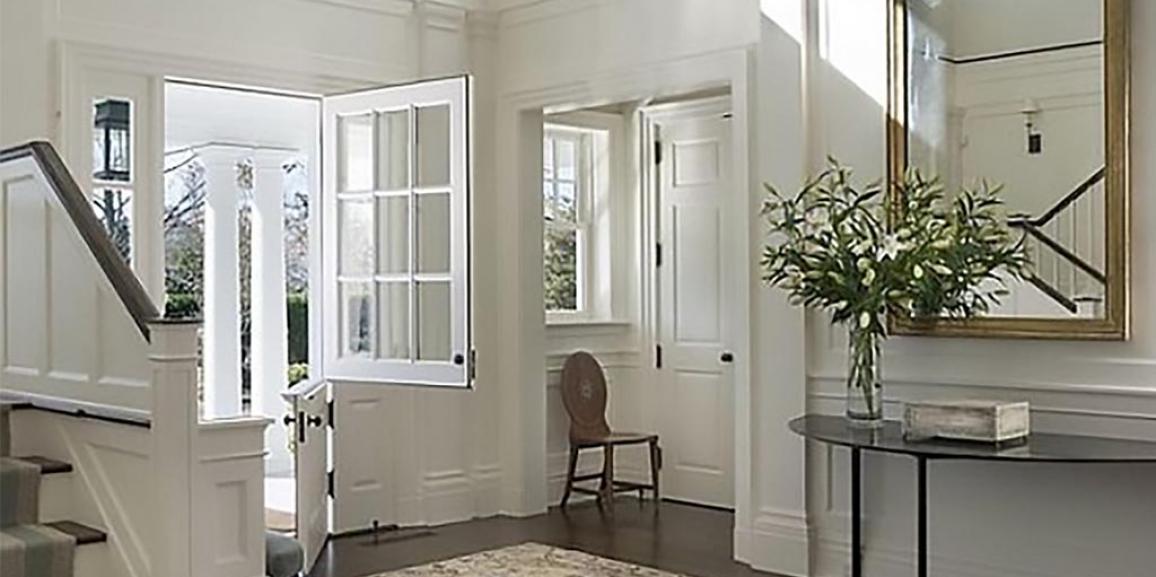 Home staging a grand entrance way